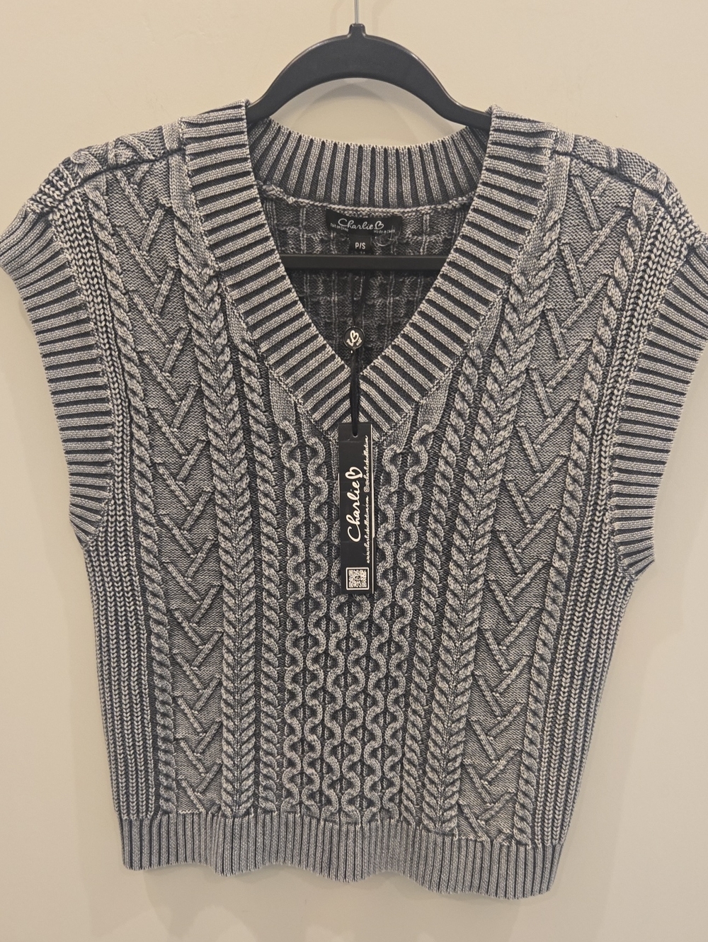 NWT Charlie B Cable-Knit V-Neck Sweater Vest in Gray. Size Small.